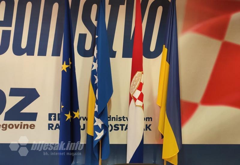Ukrajinska zastava istaknuta na sjednici Predsjedništva HDZ-a BiH  - Čović: Ukrajinska zastava treba skrenuti pažnju na politiku u BiH 