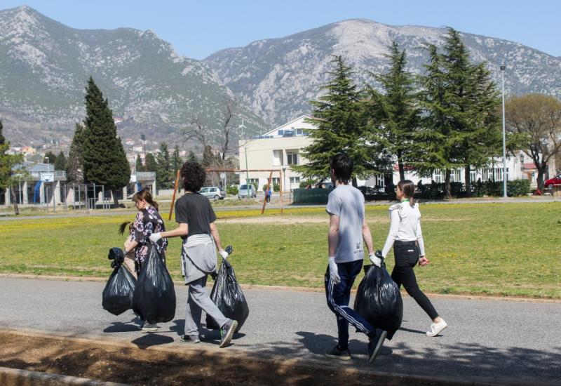 Mladi čistili kampus Univerziteta 
