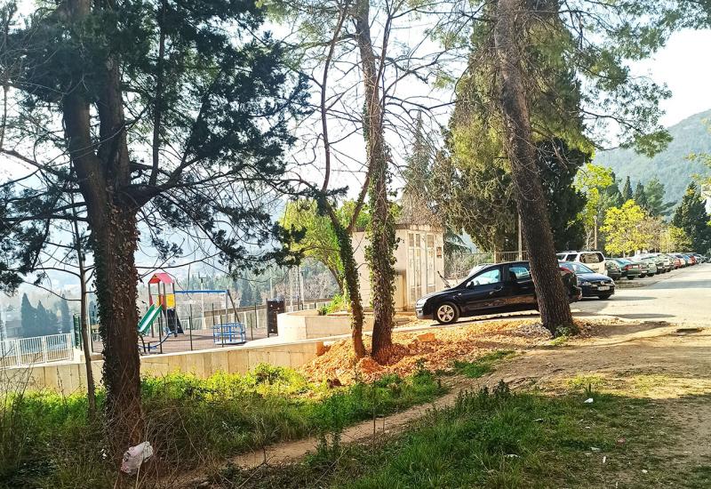 Automobilom zagradio ulaz na dječje igralište na bijelom brijegu - Mostar: Nećete na igralište, niste ni prije