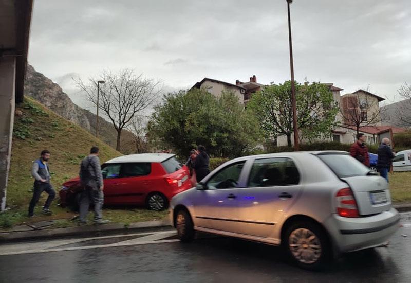 Sudar dvije škode u Mostaru - Mostar: Nakon sudara dvije Škode, jedna završila u nosaču nadvožnjaka