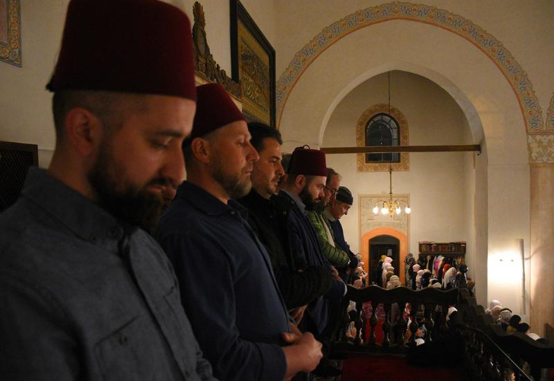 Teravih-namaz u Gazi Husrev-begovoj džamiji u Sarajevu - Muslimani na Balkanu klanjali prvi teravih-namaz 