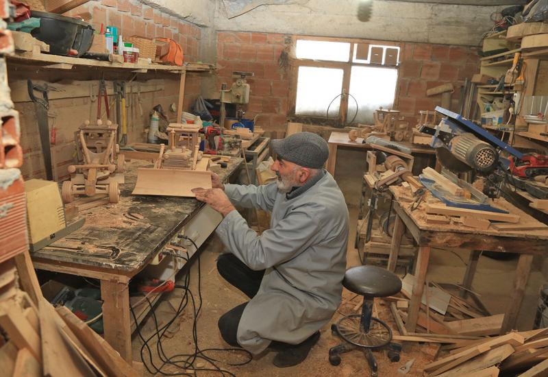  - Hobi prerastao u posao: Umirovljenik pravi drvena remek-djela 