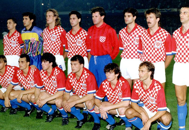Prva reprezentacija Hrvatske (1990.), s Markom Mlinarićem (prvi s lijeva, donji red) - 