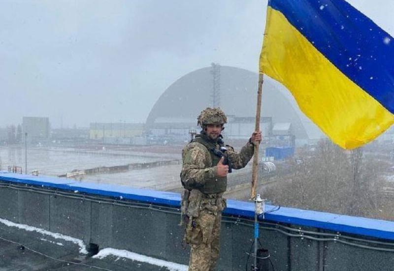 Ukrajinski vojnik ispred nuklearne elektrane u Chornobilu - Stoltenberg o potezu Rusije: Ovo nije povlačenje, ovo je pregrupisavanje