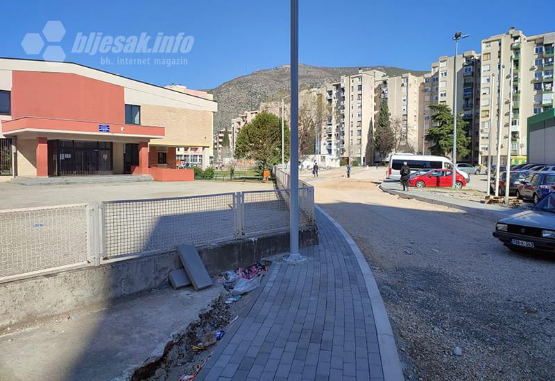 Uski prolaz za pješake - Mostar: Tjeranje djece pod kotače
