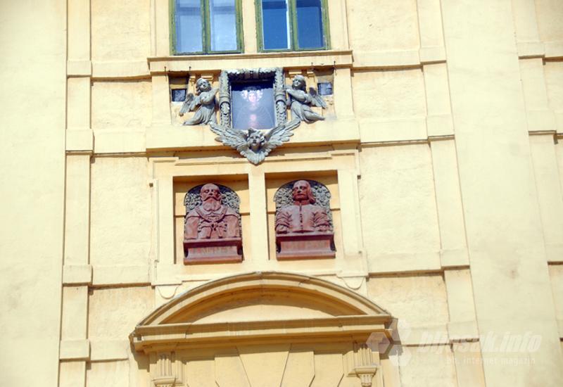 Neki od Esterházyja na fasadi dvorca - Eisenstadt (Željezno), prijestolnica Gradišća i rusag Esterházyja
