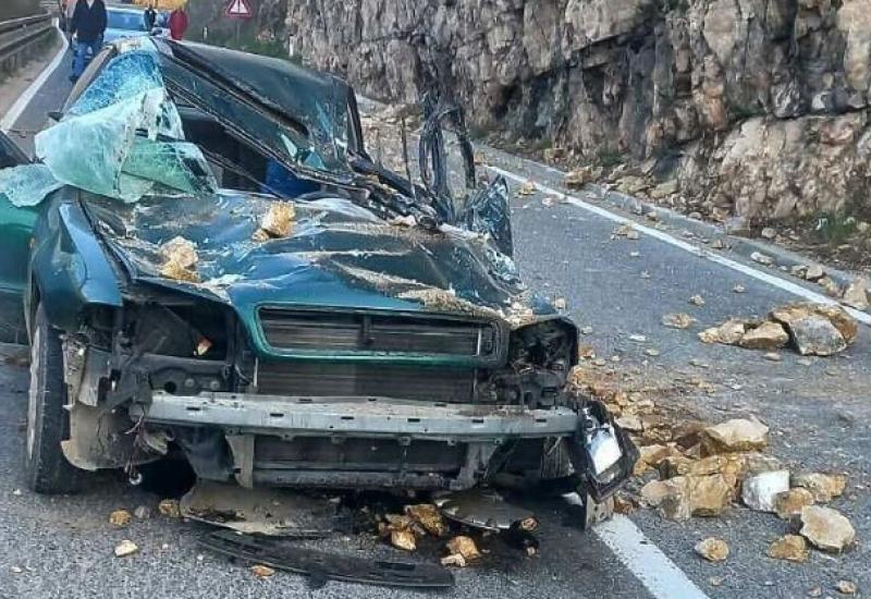 Automobil u potpunosti uništen | Foto: jajce-online.com - Dvoje ozlijeđenih: Stijena pala na automobil kod Jajca