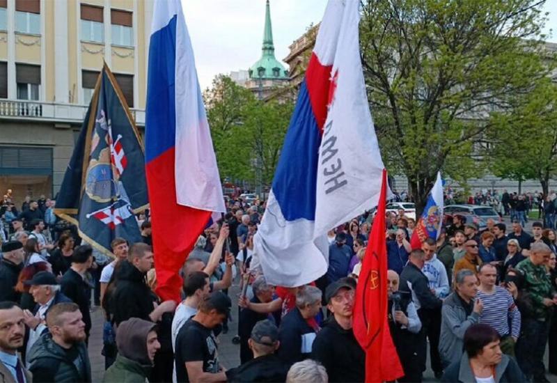 Prosvjedi potpore Rusiji, bačene dimne bombe ispred Predsjedništva Srbije - Prosvjedi potpore Rusiji, bačene dimne bombe ispred Predsjedništva Srbije
