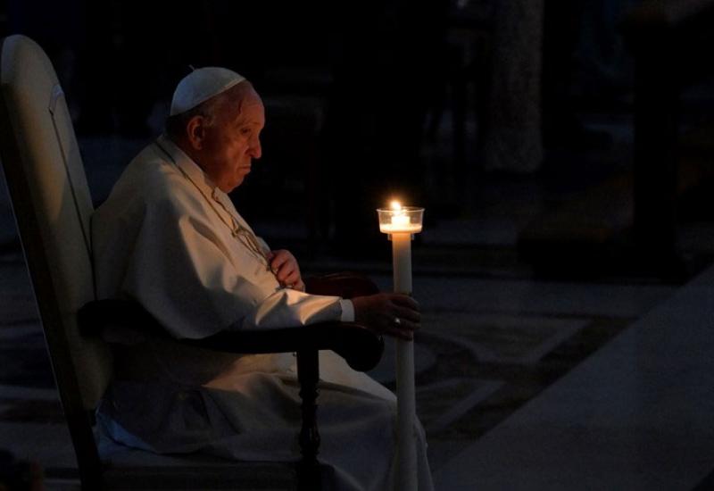 Papa Franjo na misi uskrsnog bdijenja osudio okrutnost rata u Ukrajini - Papa Franjo na misi uskrsnog bdijenja osudio okrutnost rata u Ukrajini