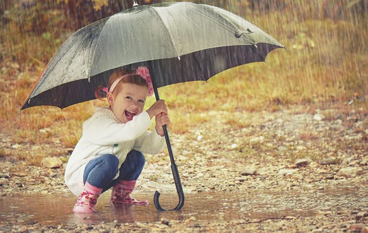 Мам дождь пошел. Осень дети под зонтом. Мальчик с зонтом. Зонтик для детей.