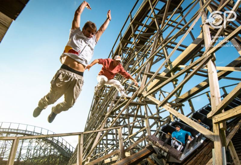 Jason Paul izvodio akrobacije na divovskom drvenom rollercoasteru