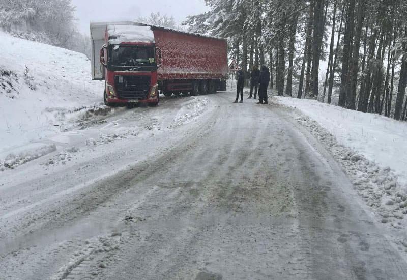 Snijeg je prouzročio probleme vozačima kod Nevesinja  - Snijeg krajem travnja napravio probleme vozačima 
