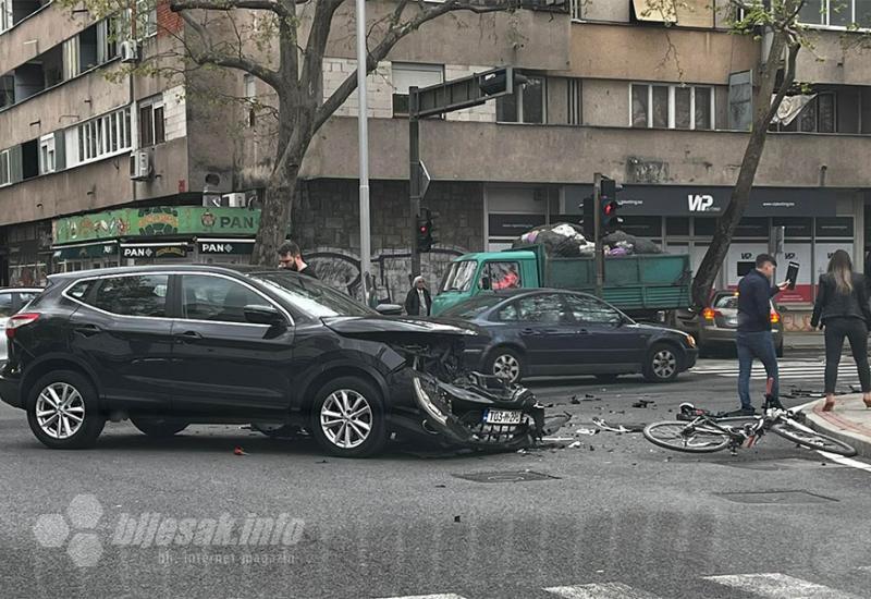 Krš i lom u Splitskoj ulici - U silovitom sudaru kod Mostarke Audi završio u stablu, dvije osobe ozlijeđene