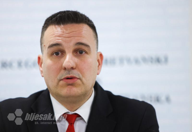 Aner Žuljević - Ministar bez zakona, u školama stare krede i nove bajke, a u Vladi Oscar