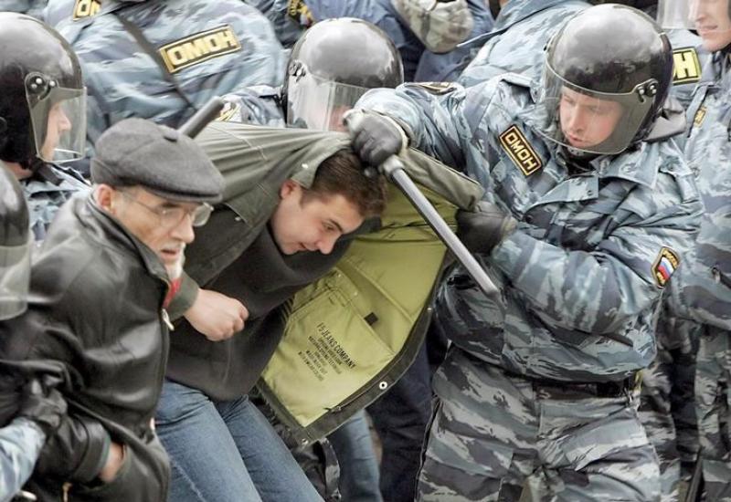 Uhićenja na jednom antiratnom prosvjedu u Moskvi... - Kako se u Rusiji progoni protivnike rata