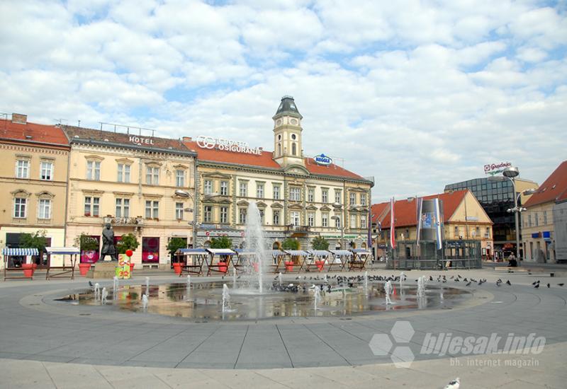 Trg Ante Starčevića - Osijek: Sakuntala, Retfala i Mačkamama