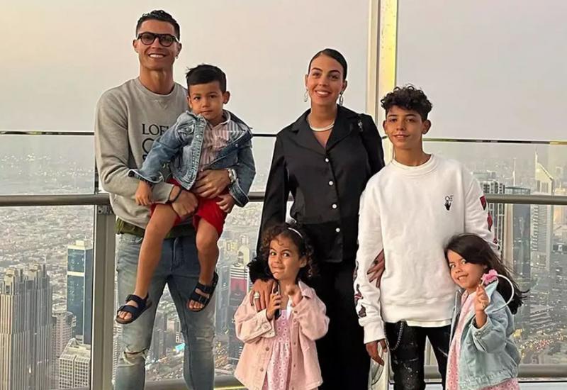  Ronaldo objavio sliku s obitelji: Gio i naša djevojčica konačno su s nama