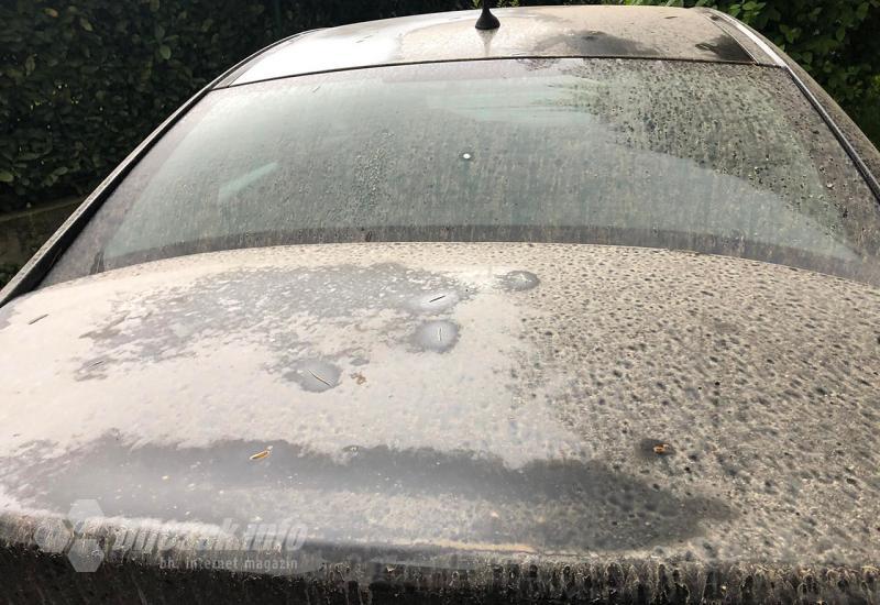 Kiša donijela i saharski pijesak - Džaba ste prali automobile i prozore: Saharski pijesak ponovno zasuo Hercegovinu
