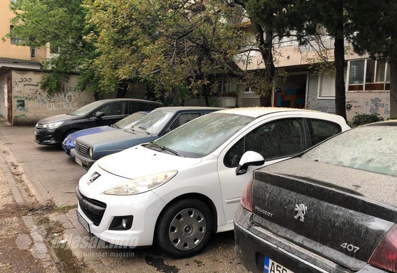 Kiša donijela i saharski pijesak - Džaba ste prali automobile i prozore: Saharski pijesak ponovno zasuo Hercegovinu