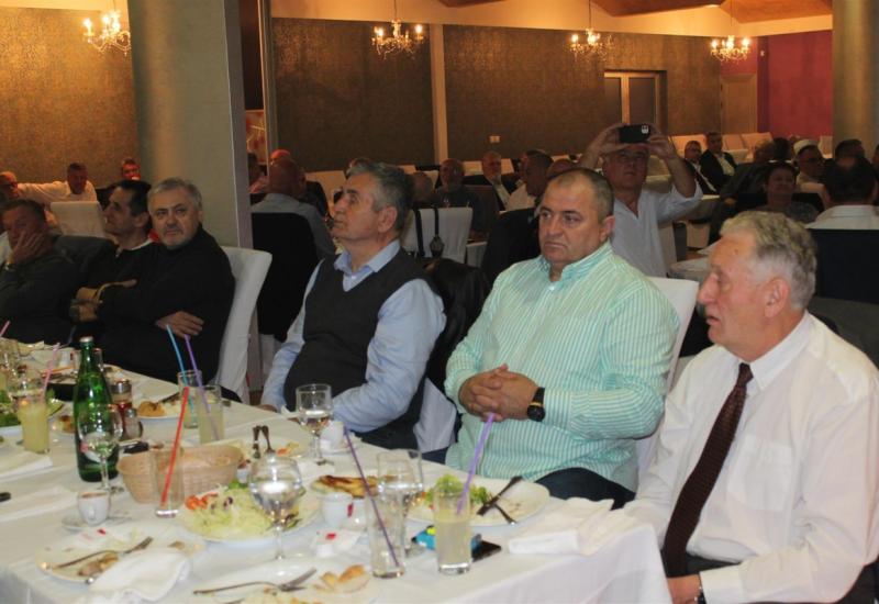 Iftar u Mostaru - Mostar: Špago na velikom iftaru s ratnim zapovjednicima Armije