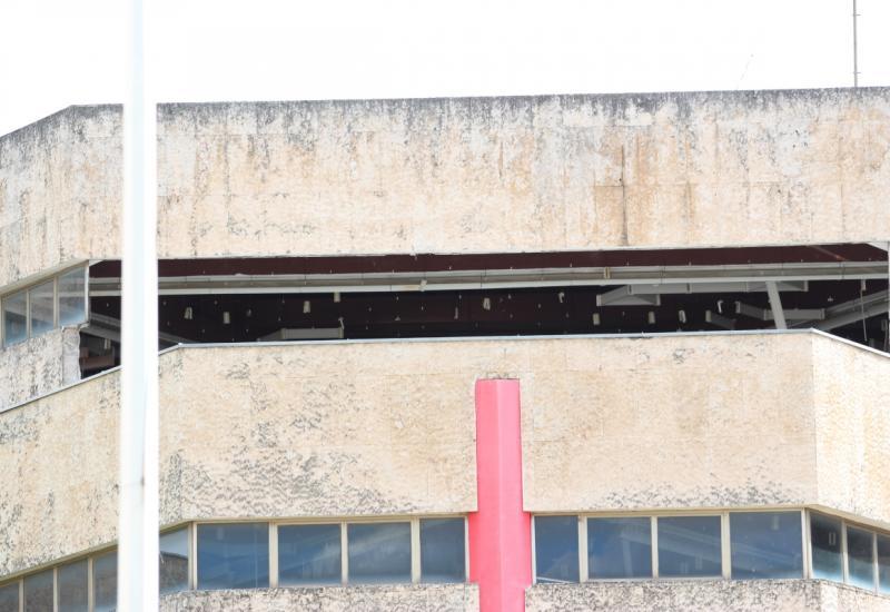 Urušio se stakleni portal u robnoj kući - Velike štete u Čapljini: Urušio se krov osnovne škole