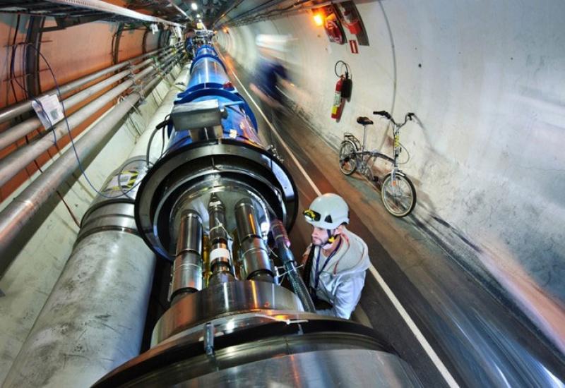  -  Ponovno je pokrenut CERN-ov Veliki hadronski sudarač čestica