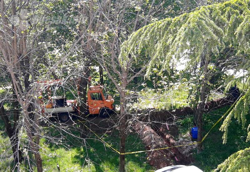Radovi kroz zabranu i kamion u parku - Mostar: Inspekcija zabranila radove, radnici se probili kroz zabranu