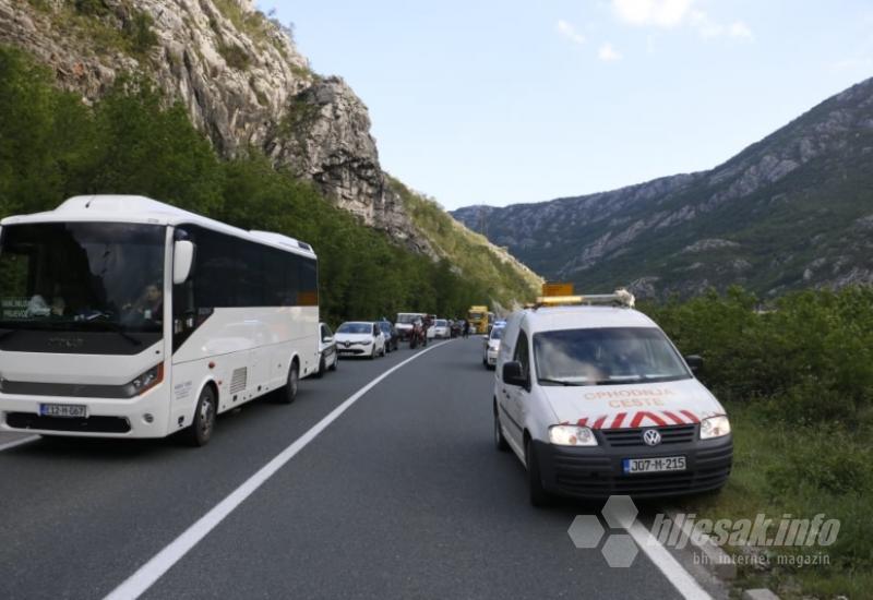 Teška prometna nesreća na cesti Mostar-Jablanica - Drežnica: Autocisterna sletjela u jezero, više ozlijeđenih