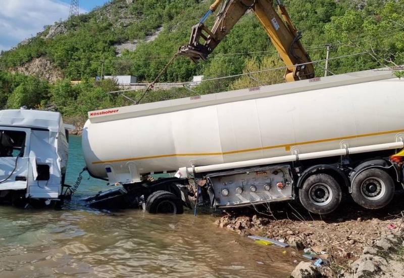 Nesreća u Drežnici: Cisterna izvučena, spriječena ekološka katastrofa