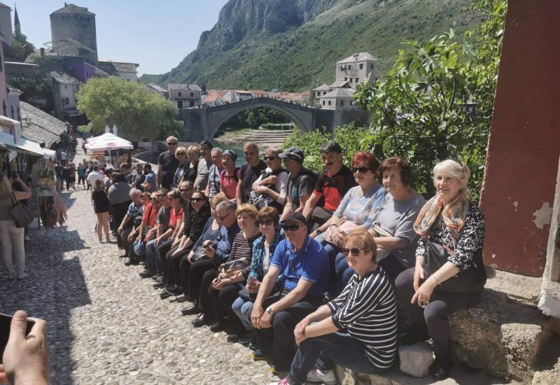 Turisti u Mostaru - HNŽ bilježi značajan oporavak turizma, broj noćenja stranih gostiju lani 233 posto veći nego 2021. 