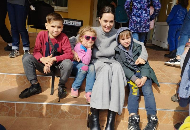 Angelina Jolie u Lavovu: Trčala na sigurno kada su se oglasile sirene za uzbunu