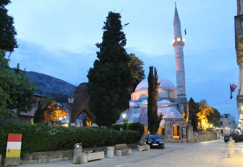 Mostarski muftija: Važno je da prepoznamo suštine života i njima se posvetimo - Centralna bajramska svečanost održana je u Karađoz-begovoj džamiji u Mostaru