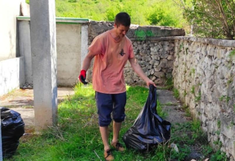 Akcija čišćenja dvorišta područne škole u Vranjevićima - Blagaj: Izvučeno 12 vreća smeća 