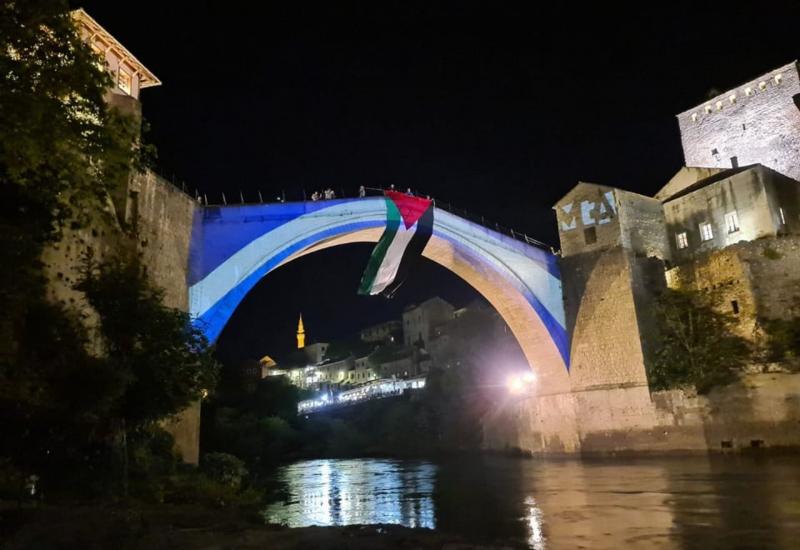 Zastava Palestine na Starom mostu kao odgovor na zastavu Izraela