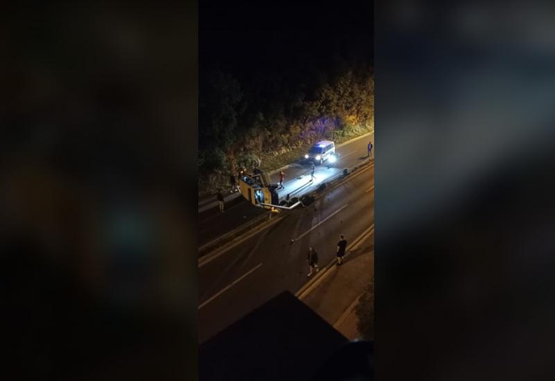 Mostar: Prevrnuo se policijski kombi