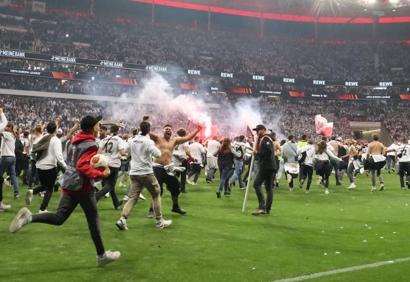 Neopisivo: Navijači Eintrachta u transu jurnuli na teren Waldstadiona
