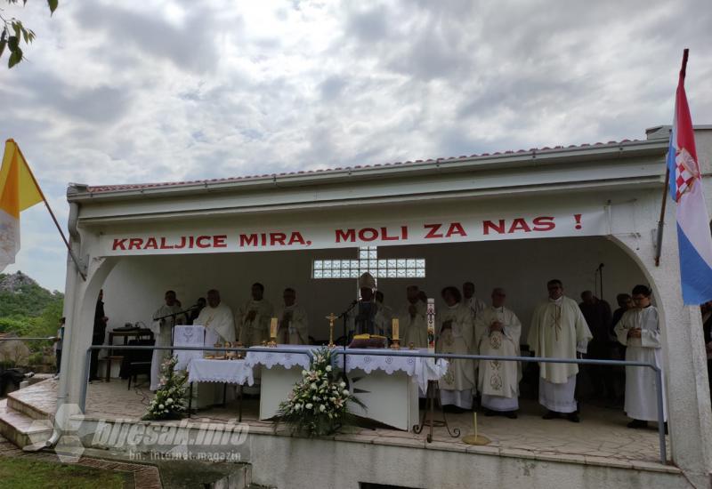 Biskup Kotorski Ivan Štironja predvodio misno slavlje u Hrasnu pred stotinama vjernika