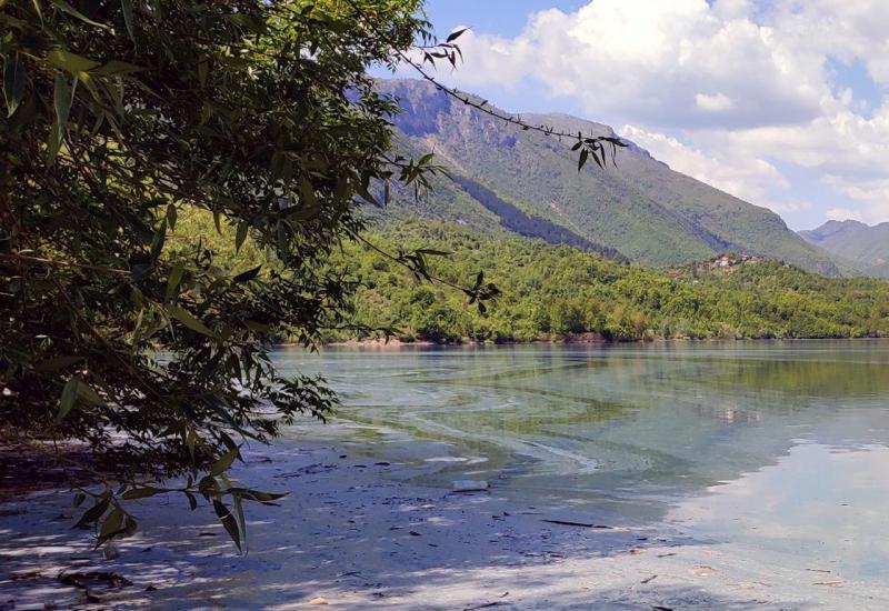Agencija: Mrlje na Jablaničkom jezeru su zbog algi, a kontakt s vodom treba izbjegavati