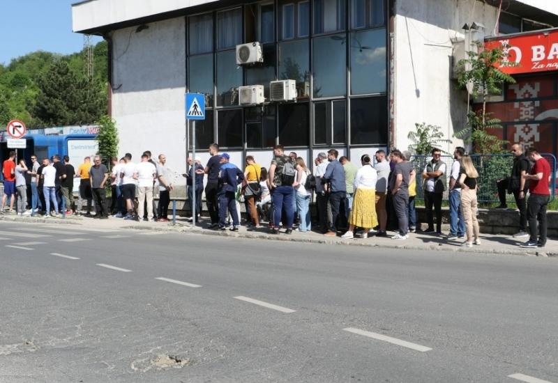Redovi za ulaznice u Mostaru - Veliki interes Veležovih navijača za ulaznicama