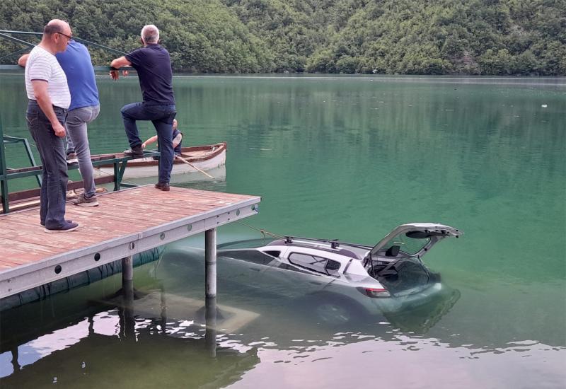 Jablanica: O.M. doživio infarkt pokušavajući izvući dokumente iz auta u jezeru