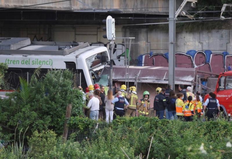  U sudaru vlakova poginuo vozač,  ozlijeđeni deseci putnika