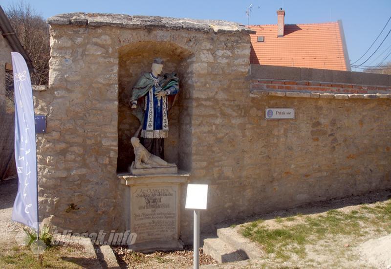 Sveti Ivan Nepomuk Obojeni - Fertőrákos: Jedino mitraističko svetište, jedino podzemno kazalište i jedini stup srama u Mađarskoj