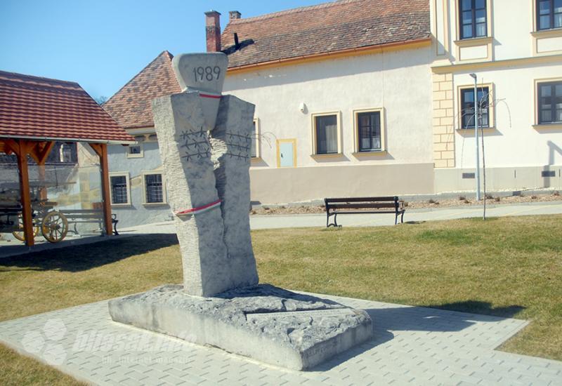 Fertőrákos: Jedino mitraističko svetište, jedino podzemno kazalište i jedini stup srama u Mađarskoj