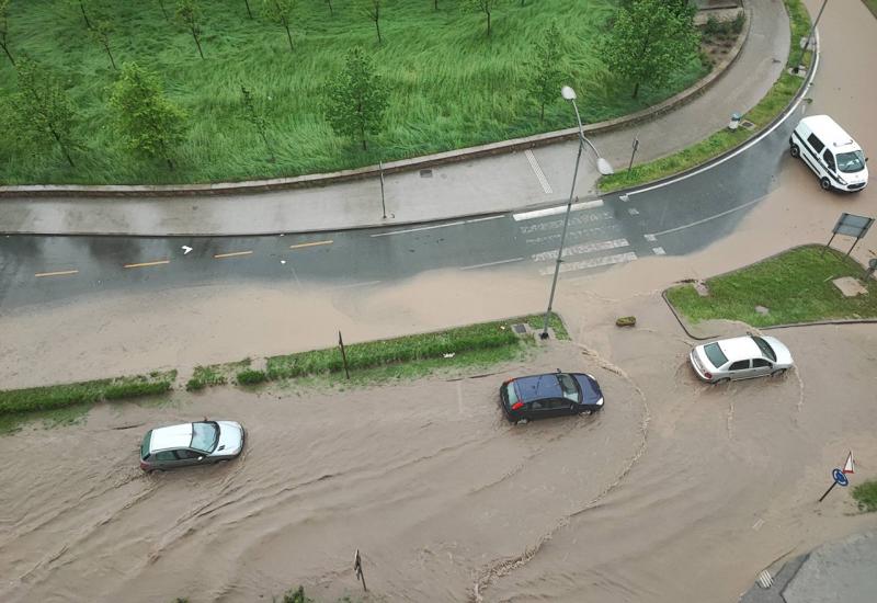 FOTO/VIDEO: Olujno nevrijeme pogodilo Zenicu; Kiša i led prouzrokovali veliku materijalnu štetu