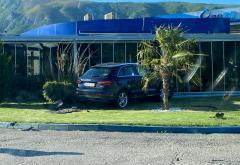Mostar: Audi završio u kafiću nakon sudara