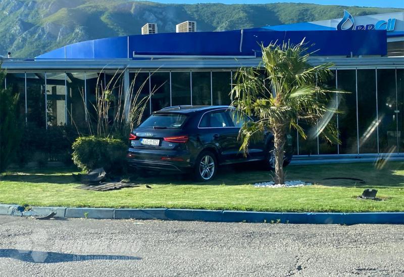 Mostar: Audi završio u kafiću nakon sudara