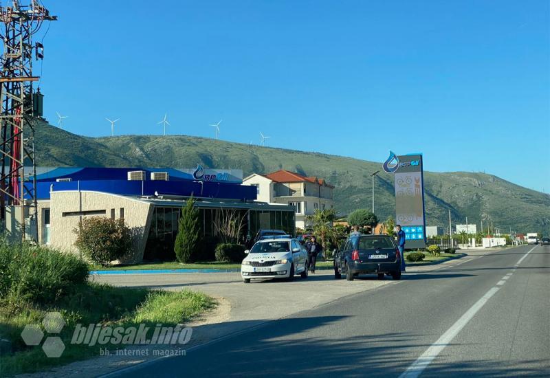 Mostar: Audi završio u kafiću nakon sudara - Mostar: Audi završio u kafiću nakon sudara