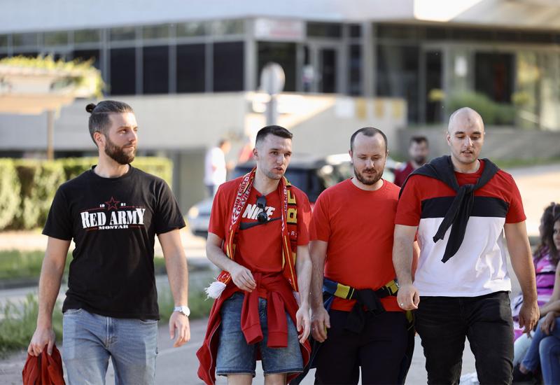 FOTO/VIDEO: Pogledajte navijače Veleža u Zenici