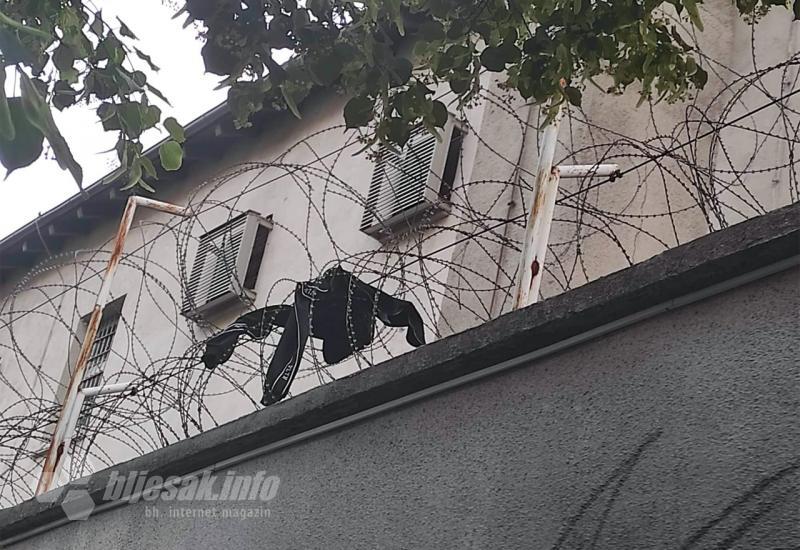 Drama zatvorenika iz mostarskog KPZ-a: Zapeo na žici, pa pod njim pukla grana lipe