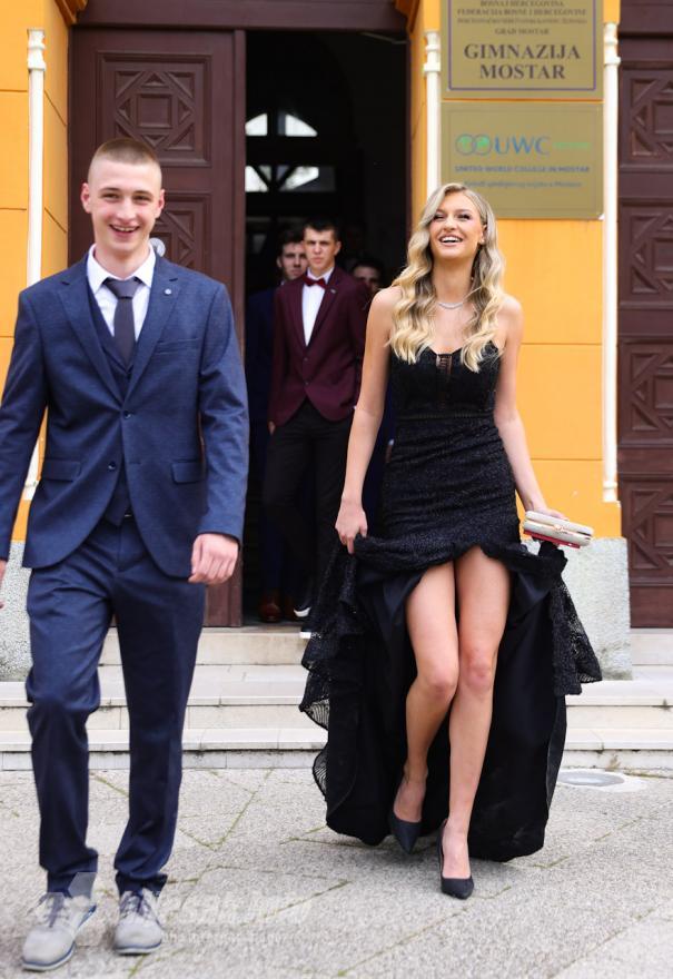 Maturanti Gimnazije Mostar - FOTO: Ljepote i glamura ne nedostaje! Mostarski gimnazijalci zasjali na maturalnoj večeri